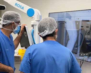 La cirugía robótica permite reducir hasta en 4 días la estancia hospitalaria tras la operación de prótesis de rodilla